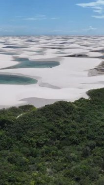 Lencois Maranhens Maranhao Brezilya 'daki Barreirinhas' ta Skyline 'da. Tatlı Su Gölleri Peyzajı. Kum tepeleri dağları. Lencois Maranhenses Skyline Maranhao. Turizm Seyahati. Doğa Sahnesi. Plaj Arkaplanı.