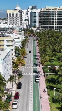 Florida 'daki Miami Beach' te Ocean Drive. Deniz Burnu Skyline. Şehir merkezi manzarası. Yaz Gezisi. Florida 'daki Miami Beach' te Ocean Drive. Yükseklik Binaları.