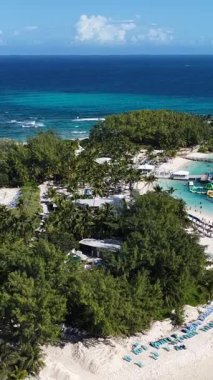 New Providence Bahamalar 'daki Nassau' daki Mavi Göl Adası. Plaj manzarası. Mavi Suluboya 'nın tonları. Seyahat güzergahı. New Providence Bahamalar 'daki Nassau' daki Mavi Göl Adası. Doğa Deniz Burnu.