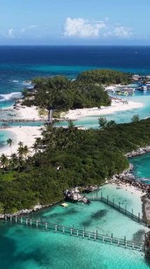 New Providence Bahamalar 'daki Nassau' daki Mavi Göl Adası. Plaj manzarası. Mavi Suluboya 'nın tonları. Seyahat güzergahı. New Providence Bahamalar 'daki Nassau' daki Mavi Göl Adası. Doğa Deniz Burnu.