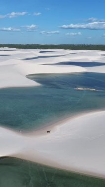 Lencois Maranhenses, Maranhao Brezilya 'daki Santo Amaro' da. Tatlı Su Gölleri Peyzajı. Kumul Sahnesi. Lencois Maranhenses Maranhao 'da. Turizm Seyahati. Doğa Deniz Burnu. Plaj Arkaplanı.