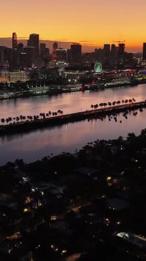 Florida 'da, Miami' de Sunset City. Günbatımı Şehri. Aydınlatılmış şehir manzarası. Şehir merkezinde. Florida 'da, Miami' de Sunset City. Huzurlu Günbatımı Gökyüzü.
