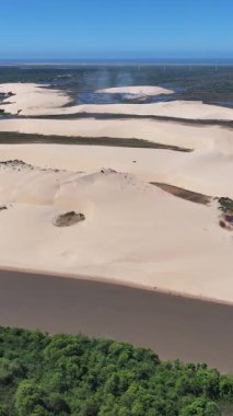 Parnaiba Delta Piaui Brezilya 'da Parnaiba' da. Sarmal Nehir. Doğa Manzarası. Piaui 'de Parnaiba Delta. Amerika 'nın Brezilya Deltası. Kum tepeleri manzarası. Tatil seyahatleri. Brezilya Kuzeydoğu.