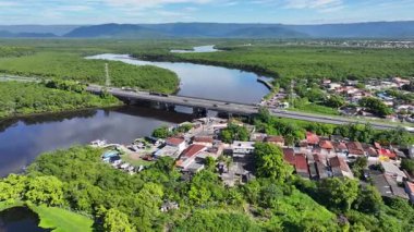 Itanhaem Nehri Sao Paulo Brezilya 'daki Itanhaem' de. Coast City Skyline 'da. Atlantik Ormanı manzarası. Yaz Gezisi. Itanhaem Nehri Sao Paulo Brezilya 'daki Itanhaem' de. Doğa Manzarası.