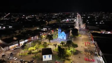 Sao Paulo Brezilya 'daki Itanhaem Kilisesi' nde aydınlandı. Din Sahnesi. Şehir merkezindeki şehir manzarası. Aydınlanmış Şehir. Sao Paulo Brezilya 'daki Itanhaem Kilisesi' nde aydınlandı. Kilise Manzarası.