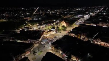 Sao Paulo Brezilya 'daki Itanhaem Kilisesi' nde aydınlandı. Din Sahnesi. Şehir merkezindeki şehir manzarası. Aydınlanmış Şehir. Sao Paulo Brezilya 'daki Itanhaem Kilisesi' nde aydınlandı. Kilise Manzarası.