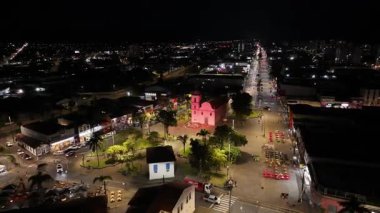 Sao Paulo Brezilya 'daki Itanhaem Kilisesi' nde aydınlandı. Din Sahnesi. Şehir merkezindeki şehir manzarası. Aydınlanmış Şehir. Sao Paulo Brezilya 'daki Itanhaem Kilisesi' nde aydınlandı. Kilise Manzarası.