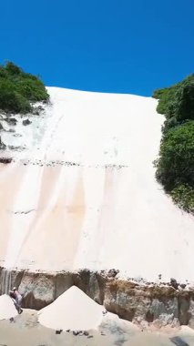 Rio Grande do Norte Brazil 'deki Parnamirim' deki sahil kayalıkları. Bay Water Sahil Hattı. Sahil Seyahati. Tatil Manzarası. Sahil kıyısı. Rio Grande do Norte Brezilya 'daki Parnamirim' deki Sahil Kayalıkları.