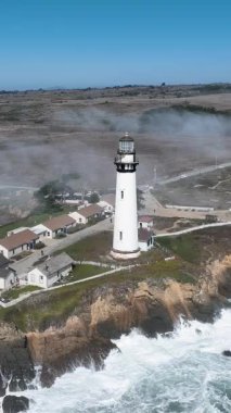 Kaliforniya, Pescadero 'daki deniz feneri. Doğanın Seyahat Arkaplanı. Deniz Burnu Manzarası. Kaliforniya 'daki Pescadero Deniz Feneri.