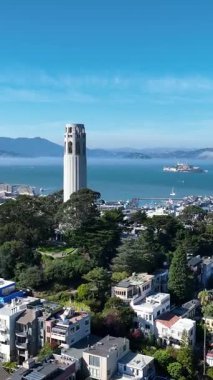Kaliforniya, San Francisco 'daki Coit Kulesi. Şehir merkezindeki Skyline. Ulaşım Sahnesi. Coit Kulesi San Francisco 'da Kaliforniya' da.