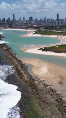 Natal 'ın başkenti Rio Grande do Norte' deki doğa plajı. Brezilya Kuzeydoğu. Şehir merkezinin ve binaların arka planı. Seyahat yerleri. Tatil manzarası.