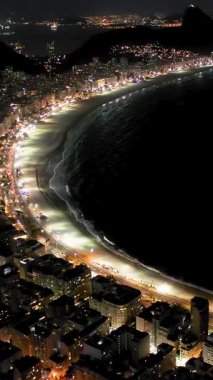 Rio de Janeiro Brezilya 'nın gece panoramik hava manzarası. Uluslararası seyahat simgesi. Tatil yeri