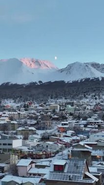 Ushuaia Skyline Tierra Del Fuego Arjantin Ushuaia 'da. Kar Tepeli Dağ. Turizm Tarihi Yer. Doğa manzarası. Ushuaia Skyline Tierra Del Fuego Arjantin Ushuaia 'da.