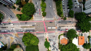 Sao Paulo Brezilya 'daki Reboucas Bulvarı. Yukarıdan bakıldığında yaya geçidinde karşıdan karşıya geçen insanlar. Altyapı Skyline Gökdelenleri çarpıcı. Altyapı Mimarlık Şirketi. Sao Paulo Brezilya.