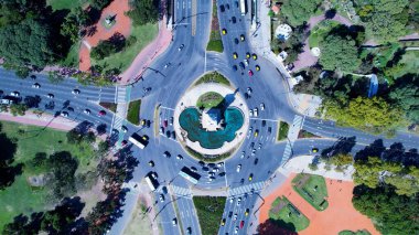 Buenos Aires Arjantin 'deki Carta Magna kavşağında. Otobanda yoğun trafiğin nefes kesici hava manzarası var. Şehir merkezindeki iş dünyası. İş geçmişleri ünlüdür. Buenos Aires Arjantin.