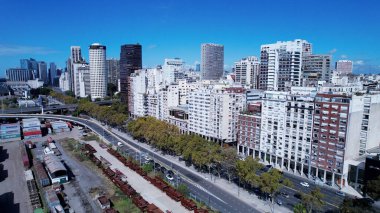Buenos Aires Arjantin 'de Buenos Aires Skyline. İnanılmaz Skysraper 'lar ve caddedeki trafik yukarıdan izleniyor. Metropol Manzarası Panoramik Şehir Manzarası Güzel. Kentsel Panoramik Şehir Görünümü.