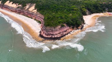 Tibau Do Sul Rio Grande do Norte Brezilya 'daki Pipa Plajı. Yaz tatilinde harika bir sahil manzarası olan kuş bakışı. Sahil Gökyüzü Sahil Kıyısı Yaz Zamanı. Sahil Sahili Panoramik.