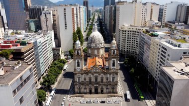 Rio de Janeiro Brezilya 'da Copacapana. Büyüleyici Tropikal Sahne Sahnesi Yukarıdan Görünüyor. Şehir merkezindeki İş Gökyüzü Arkaplanı. Şehir merkezindeki panoramik işleri. Rio de Janeiro Brezilya.