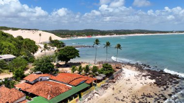 Natal Rio Grande Do Norte Brezilya 'daki Genipabu Plajı. Büyüleyici Tropikal Sahne Sahnesi Yukarıdan Görünüyor. Kıyı Bulutları Gökyüzü Sahil Denizi. Deniz kenarındaki panoramik. Natal Rio Grande do Norte.