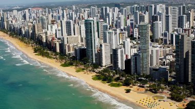 Pernambuco Brezilya 'daki Boa Viagem Plajı. Yukarıdan canlı bir şehrin telaş ve koşuşturmasını yakalamak. Shore Clouds Plaj Denizi. Shore Panning Wide 'da. Recife Pernambuco.