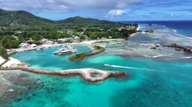 La Digue Adası 'ndaki Feribot Limanı Victoria Seyşeller. Yaz tatilinde harika bir sahil manzarası olan kuş bakışı. Ada Hayatı Manzarası Huzurlu Güzel. Huzurlu. La Digue Adası Victoria.