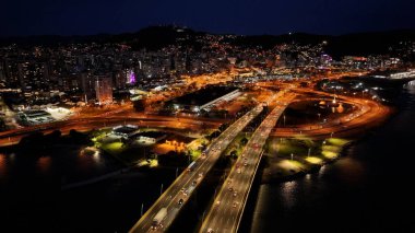 Florianopolis Santa Catarina Brezilya 'daki Gece Trafiği Köprüsü. Highway Road 'un göz kamaştırıcı manzarası yukarıdan görünüyor. İnşaat Alanı Yüksek Doğulu Binası Canlı.