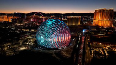 Las Vegas Nevada 'da Sunset Sphere. Las Vegas Skyline Modern Mimari ve Festivalsel Sahne Gösteriyor. Metropolitan Şirketi Binası 'nı inşa etmek. Metropolitan Şehir. Las Vegas Nevada.