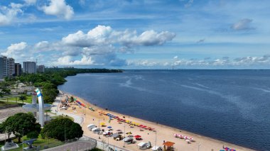 Manaus Amazonas Brezilya 'daki Ponta Negra Plajı. Büyüleyici Tropikal Sahne Sahnesi Yukarıdan Görünüyor. Şehir Bulutları Gökyüzü Arkaplanı Şehir. Şehir dışındaki ünlü. Manaus Amazonas.