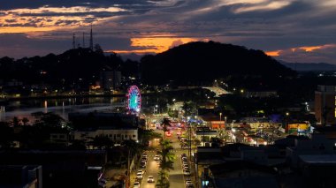 Sao Paulo Brezilya 'daki Itanhaem' deki lunaparkta. Turistik cazibe. Şehir merkezindeki şehir manzarası. Matrix Meydanı. Sao Paulo Brezilya 'daki Itanhaem' deki lunaparkta. Dönme dolap Skyline.