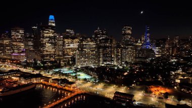 San Francisco California 'daki Gece Aydınlatılan Binalar. Şehir Skyline Modern ve Geleneksel Mimariyi Gösteriyor. Şehir Gökyüzü Binası Aydınlanmış Şehir. Aydınlatılmış Yer İmi.