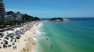 Rio de Janeiro Rio de Janeiro Brezilya 'daki Arpoador Plajı. Yukarıdan canlı bir şehrin telaş ve koşuşturmasını yakalamak. Shore Clouds Plaj Denizi. Kıyı Dönüşümü Geniş.