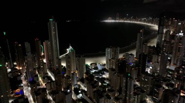 Santa Catarina Brezilya 'da, Balnear io Camboriu' da gece manzarası. Çağdaş binalarla dolu şehir merkezinin havadan görünüşü. Şehir merkezindeki Gece Yükseltilmiş Yol. Gece Panoramik Şehir.