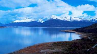 El Calafate Santa Cruz Arjantin 'deki Arjantin Gölü. Turkuaz gölleri ve kum tepeleri ilham verici bir manzara yaratıyor. Patagonya Buzul Gezisi. Açık Patagonya Görünümün Üzerinde.