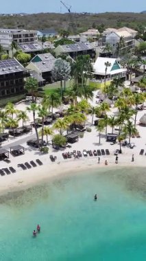 Hollanda 'daki Willemstad' da tatil köyü. Idyllic Plajı. Doğa manzarası. Hollanda 'daki Willemstad Curacao. Turizm arka planı. Ada Deniz Burnu.