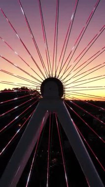 Rio Grande Do Sul Brezilya 'daki Canela' da muhteşem dönme dolap. Aydınlatılmış dönme dolap. Landmark Binası. Günbatımı Manzarası. Canela Brezilya. Rio Grande Do Sul Brezilya 'daki Canela' da çarpıcı dönme dolap.