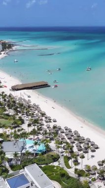 Hollanda Karayipler 'deki Oranjestad' daki Palm Beach Aruba. Karayip Sahili. Mavi Deniz Arkaplanı. Hollanda Karayipler 'deki Oranjestad Aruba. Turizm arazisi. Doğa Deniz Burnu.