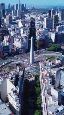 Obelisk Anıtı Buenos Aires Arjantin. Arjantin şehir merkezinde geniş bir turizm manzarası var. Turizm simgesi. Şehir merkezinin dışında. Buenos Aires 'in şehir manzarası.