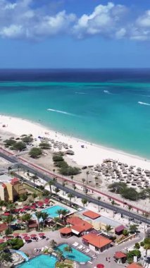 Hollanda Karayipler 'deki Oranjestad' daki Eagle Beach Aruba. Karayip Sahili. Mavi Deniz Arkaplanı. Hollanda Karayipler 'deki Oranjestad Aruba. Turizm arazisi. Doğa Deniz Burnu.