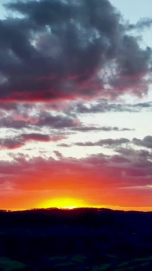 Panorama kırsal arazisi. Kırsal manzara, hava manzarası. Çiftlik tarım alanı. Yeşil arkaplan.