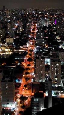 Sao Paulo Brezilya şehir merkezindeki Pompeia Bulvarı 'nın gece manzarası. Şehir merkezindeki şehir merkezinin gece manzarası. Şehrin tarihi merkezinde inşa ve bulvar.