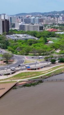 Rio Grande Do Sul Brezilya 'daki Porto Alegre' de Guaiba Sınırı. Şehir merkezinde. Umumi Idyllic Bölgesi. Güzel Riverside. Rio Grande Do Sul Brezilya 'daki Porto Alegre' de Guaiba Sınırı.