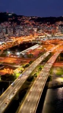 Santa Catarina Brezilya 'daki Florianopolis' te trafik köprüsü. Aydınlanmış Şehir. Şehir merkezinde trafik vardı. Şehir peyzajı. Santa Catarina Brezilya 'daki Florianopolis' te trafik köprüsü. Tarihi Köprü.