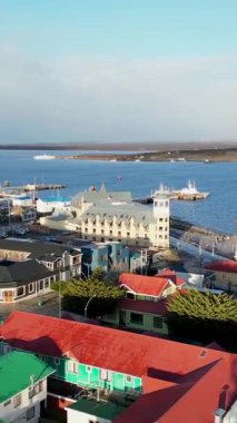 Magallanes Şili 'deki Puerto Natales' ten Puerto Natales Skyline. Antarktika Manzarası. Açık hava görüntüsü. Patagonya şehri manzarası. Puerto Natales Skyline Magallanes Şili 'deki Puerto Natales' te.