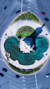 Buenos Aires Arjantin 'den Carta Magna Roundabout Cityscape. Arjantin 'in şehir merkezindeki turistik manzaranın manzarası. Turistik bir dönüm noktası. Buenos Aires şehrinin şehir merkezindeki açık hava manzarası