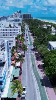 Miami Beach Florida 'da. Miami Beach USA 'de. Miami Beach Florida 'da Ocean Drive. Yaz gezisi. Tropik bir yer. Şehir manzarası geçmişi. Kıyı manzarası.