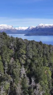 Patagonia Skyline Neuquen Arjantin 'deki Villa La Angostura' da. Kar Tepeli Dağlar. Angostura Köyü. Kış Yolculuğu. Patagonya Skyline Neuquen Arjantin 'deki Villa La Angostura' da.