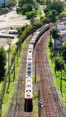 Sao Paulo Brezilya 'daki banliyö tren istasyonunun panorama hava manzarası. Ulaşım manzarası. Banliyö tren istasyonu rayları. Sao Paulo Brezilya. Şehrin toplu taşımacılığı.