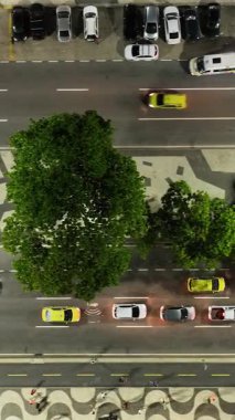 Rio de Janeiro Skyline Rio de Janeiro Brezilya 'daki Copacabana Plajı' nda. Karanlık Gece Hayatı Skyline. Turizm Manzarası. Rio de Janeiro Brezilya 'daki Copacabana Plajı. Dark Evening Skyline. Koyu Skyline.