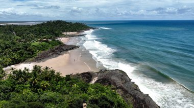 Itacare Bahia Brezilya 'daki Tiririca Plajı. Kristal berrak sularla sersemletici sahilin havadan görünüşü. Shore Sky Clouds Plaj Denizi. Uluslararası Plaj Panoraması. Itacare Bahia.