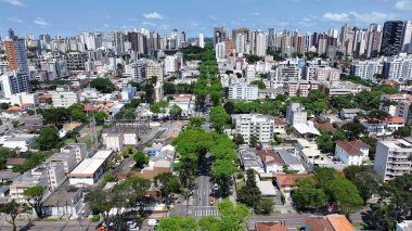 Curitiba Parana Brezilya 'da Curitiba Skyline. Yükselen binaları ve trafiği olan hareketli bir şehrin havadan görünüşü. Metropolitan Manzara Gökdelenleri. Güzel. Metropolitan Şehir. Curitiba Parana.